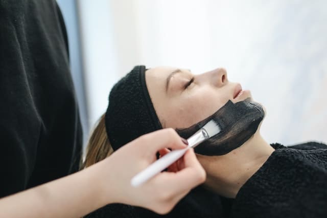Woman Having Facial Care 3738348 - Auster Inteligência Contábil