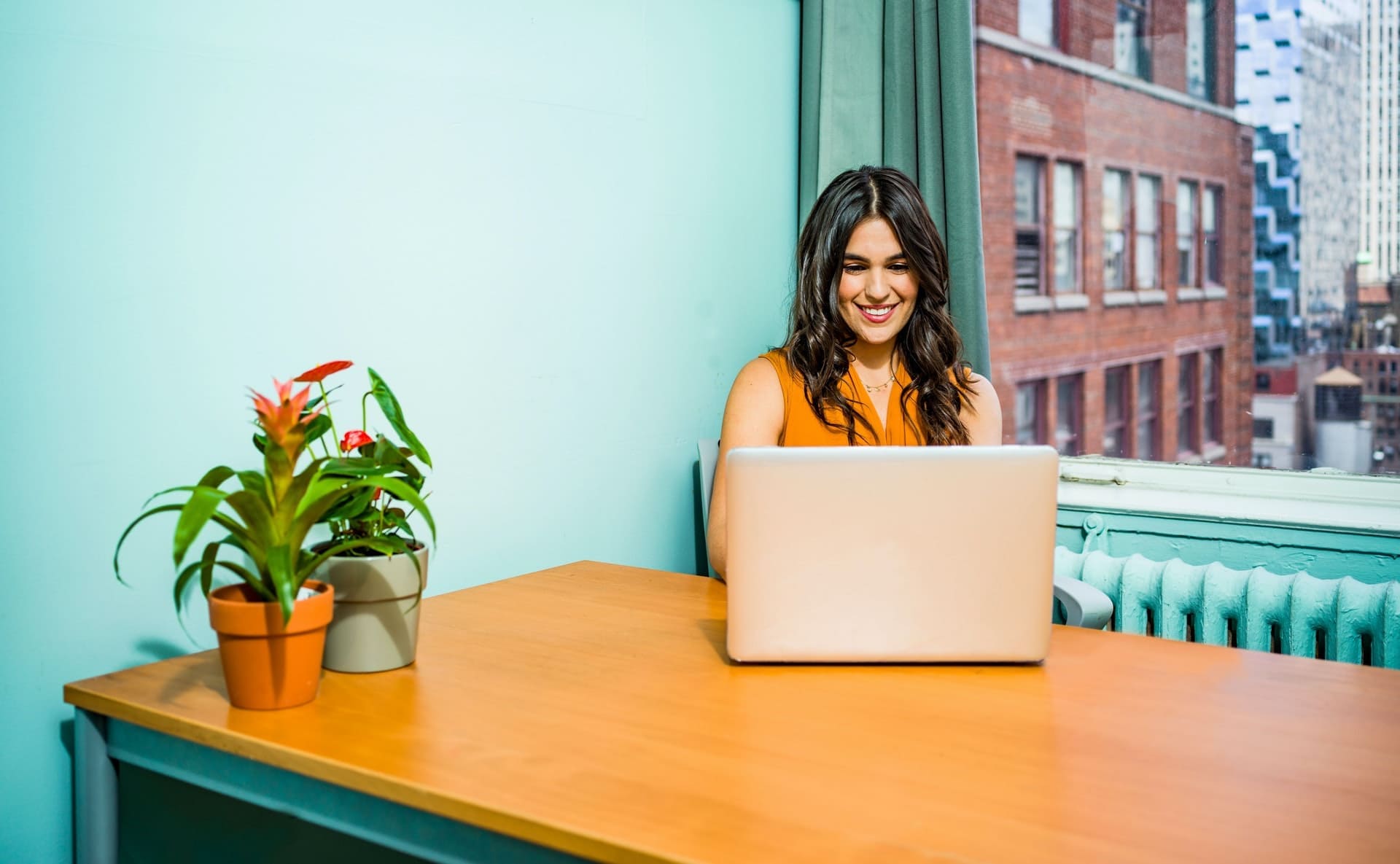 Woman Using Laptop 2422286 (1) - Auster