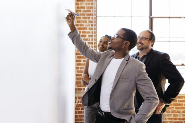 Empresario Escrevendo Em Um Quadro Branco (1) - Auster Inteligência Contábil