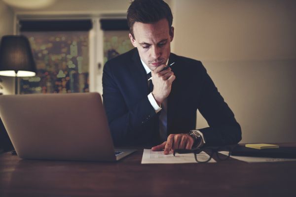 Contabilidad De Funcionarios De Escritorio Pensativos A Noite Min - Auster Inteligência Contábil