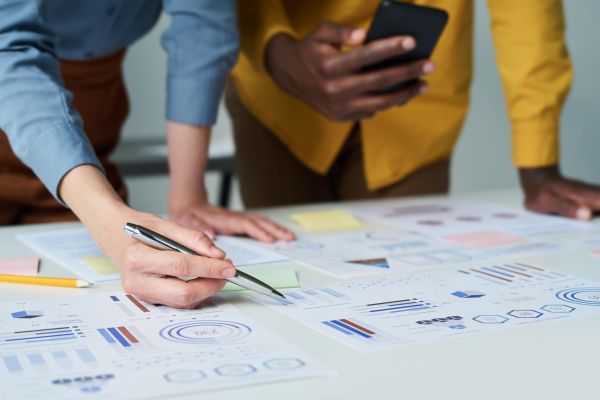 Concentre Se Na Mao De Uma Economista Ou Contadora Apontando Para O Documento Financeiro Min - Auster Inteligência Contábil