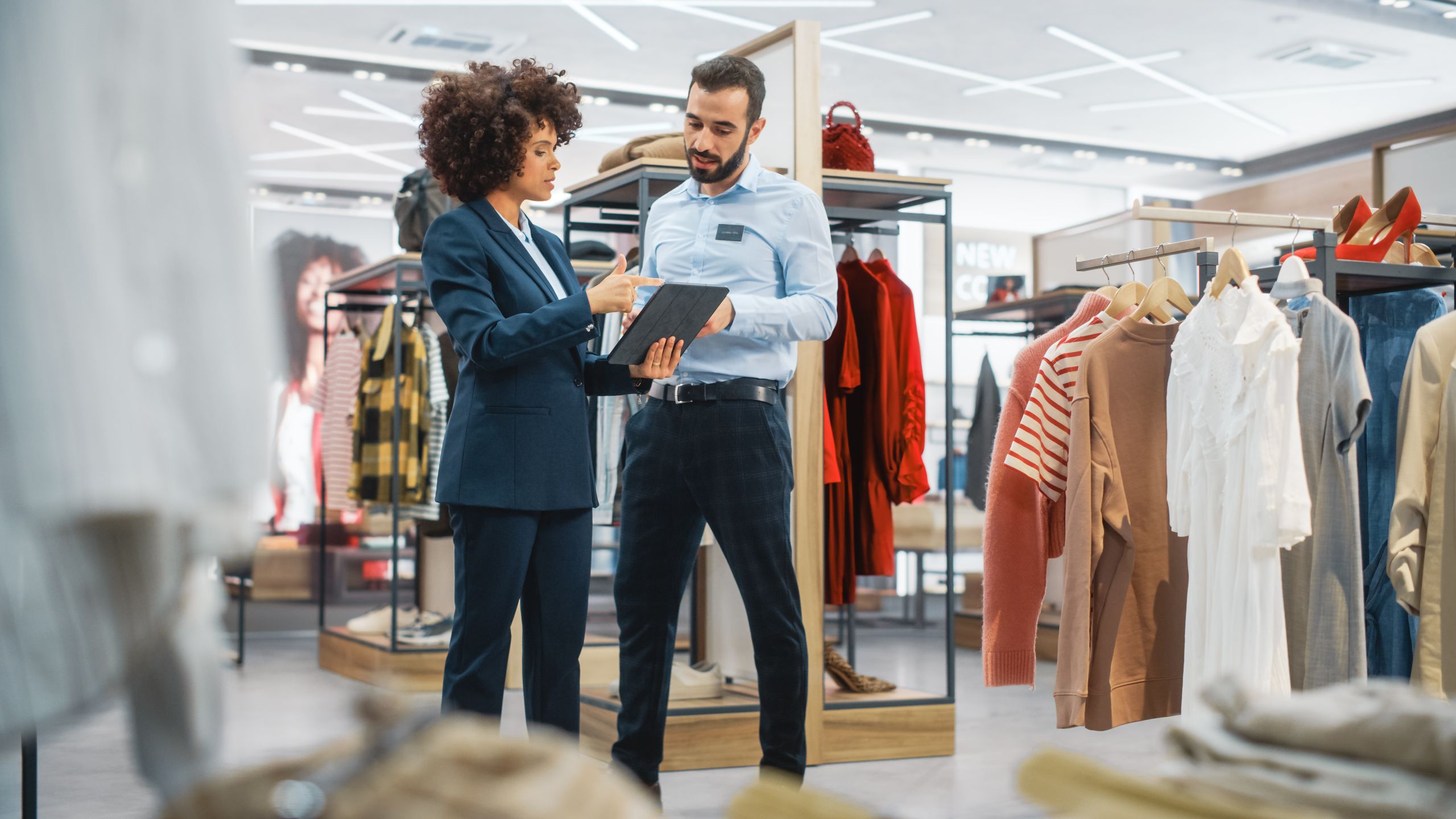 Clothing Store: Businesswoman Uses Tablet Computer, Talks To Vis - Auster Inteligência Contábil