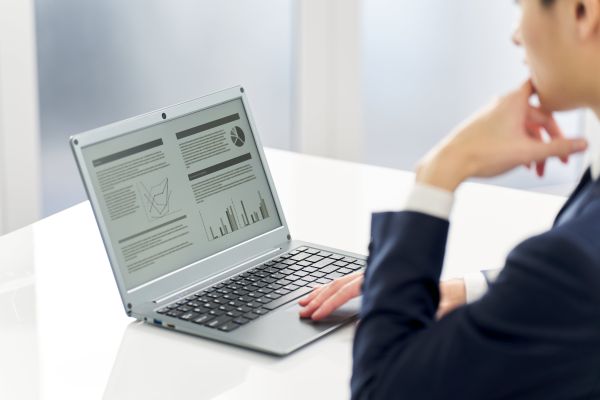 Empresario Asiatico Preparando Materiais De Apresentcao Min - Auster Inteligência Contábil