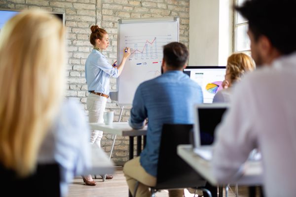 Grupo De Empresarios Multietnicos Felizes Cooperando Trabalhando Em Reunioes No Escritorio Corporativo Min - Auster Inteligência Contábil