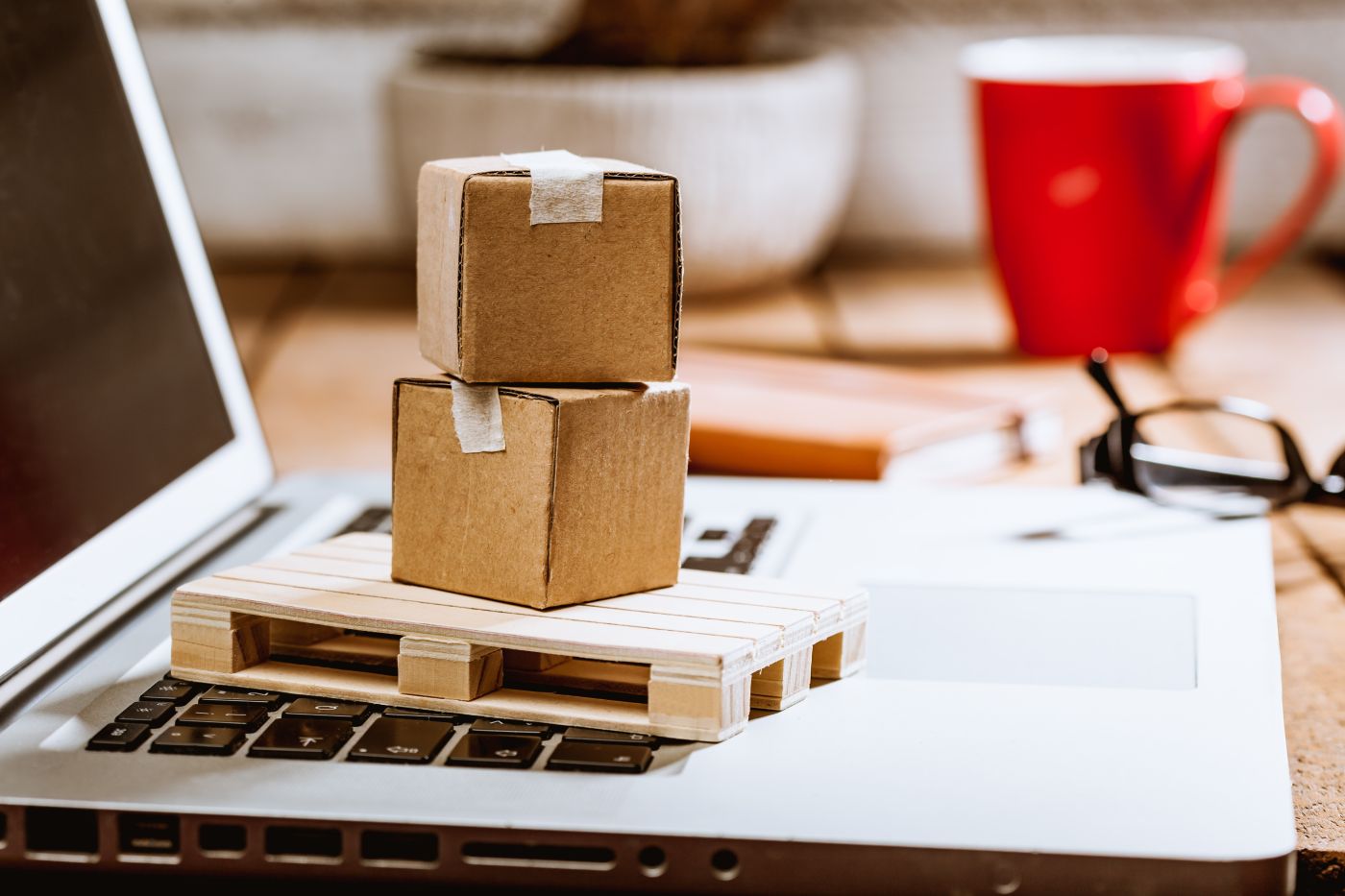 Carton Boxes On Computer As Online Shopping Logistics Concept - Auster Inteligência Contábil