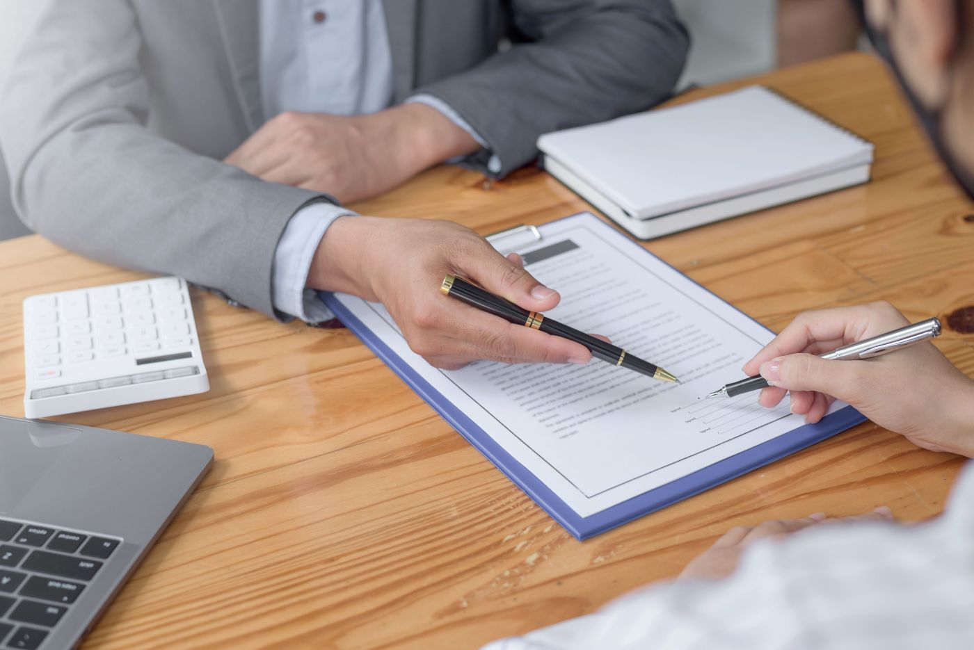Businessman And Woman Discussing Contract In Office. Contracting - Auster Inteligência Contábil