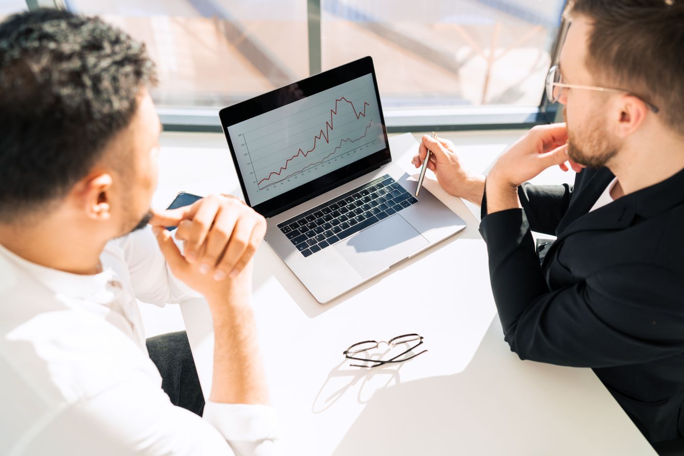 Two Businessmen At Laptop Are Watching Chart Of The Company's Income Growth - Auster Inteligência Contábil
