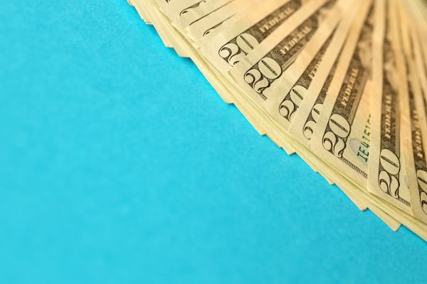 Big Amount Of Old Twenty Dollar Bills On Blue Background. Money Earnings, Payday Or Tax Paying Period - Auster Inteligência Contábil