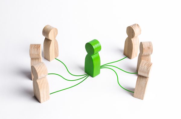 Intermediary Between Two People Groups. Business Deal. Political Negotiations, Diplomacy. Come To Compromise. Mediation. Organizer Of Meetings And Reconciliation Of Sides Of The Conflict - Auster Inteligência Contábil