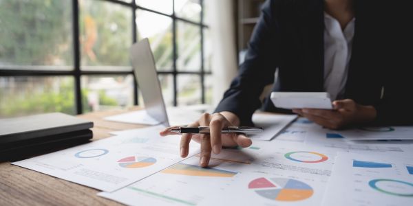 Asian Woman Accountant Working With Computer And Calculator For Business And Financial Expense. Accounting Bookkeeping Concept. - Auster Inteligência Contábil