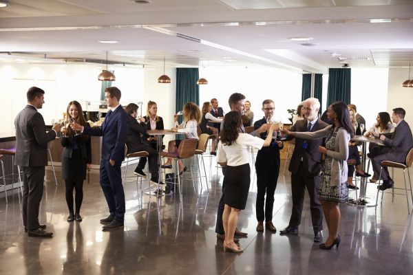 Delegates Networking At Conference Drinks Reception - Auster Inteligência Contábil