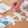 Cropped View Of Woman Pinning Paper Craft Decoration On Cork Board - Auster Inteligência Contábil
