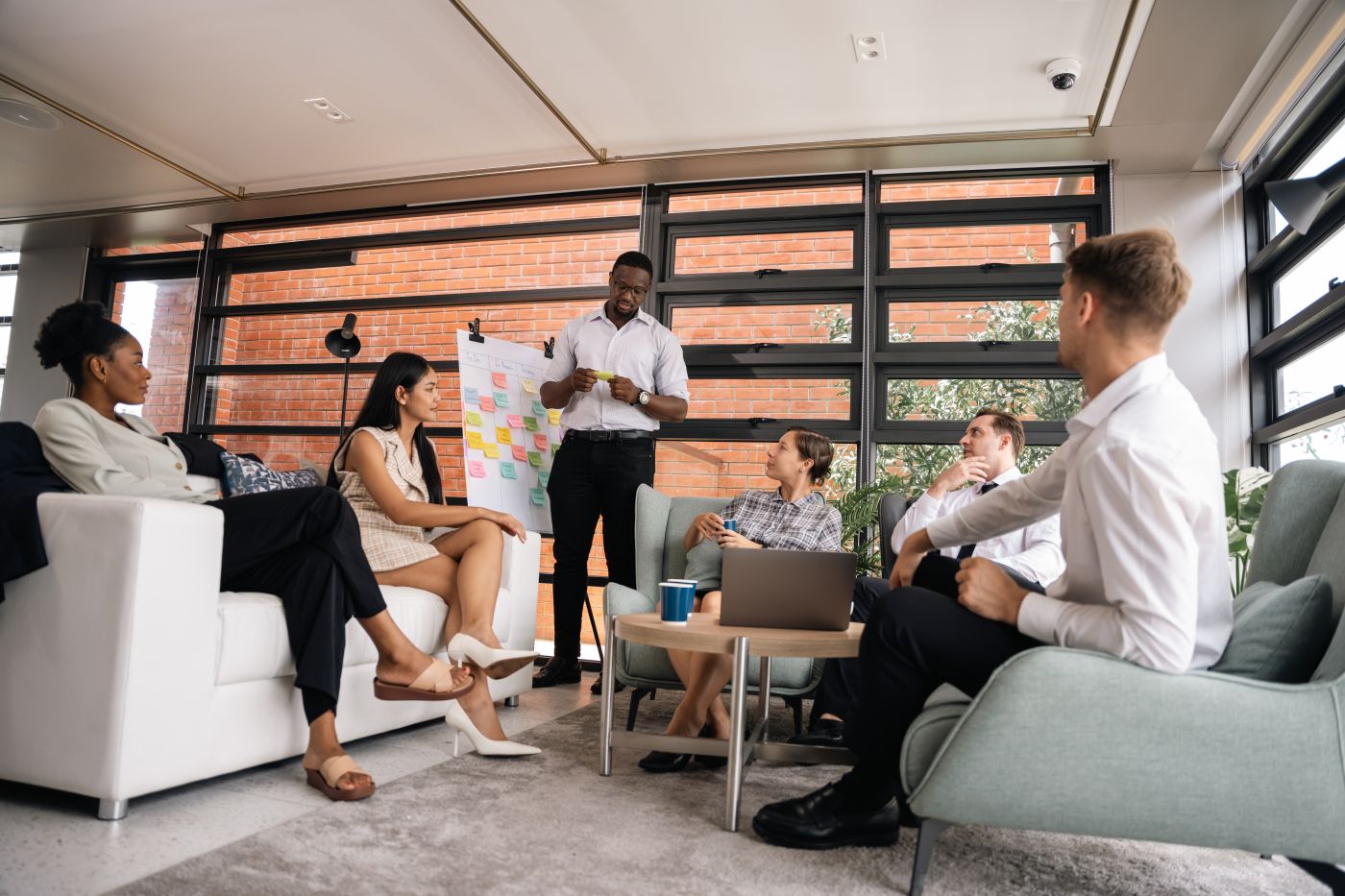 Male Mature Caucasian Ceo Businessman Leader With Diverse Cowork - Auster Inteligência Contábil