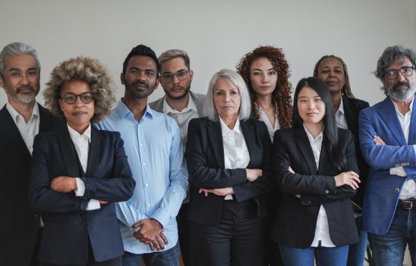 Group Of Multi Generational Business People Looking Serious On C - Auster Inteligência Contábil