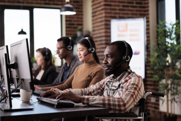 African American Helpline Operator With Chronic Impairment - Auster Inteligência Contábil