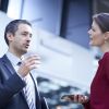 Businessman And Woman Talking In Office Atrium - Auster Inteligência Contábil